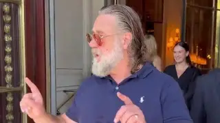 “Я уйду“. Актер Рассел Кроу отчитал фанатов в Париже