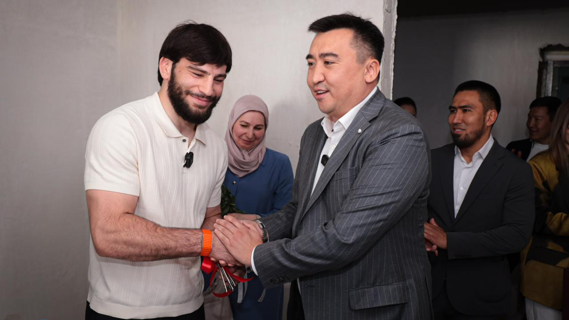 Чемпиону Казахстана по греко-римской борьбе подарили квартиру в Костанае