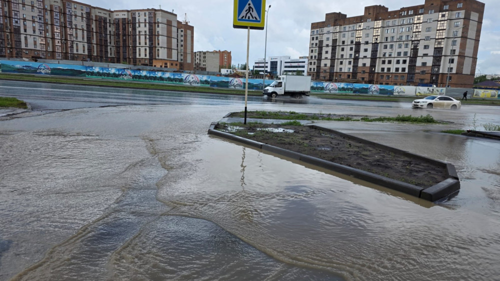 В Актобе, переживающем рекордные ливни, воду из луж сливают 