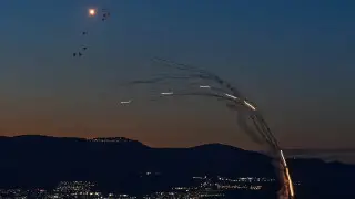 Новая эскалация на Ближнем Востоке - Иран закрывает воздушное пространство, в Израиле отменяют занятия в школах