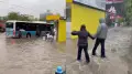 Водный коллапс в Актобе: жители с трудом добираются до работы и домой