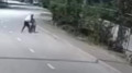 Шла с сумками и едва не погибла. Нападение на женщину попало на видео