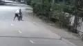 Шла с сумками и едва не погибла. Нападение на женщину попало на видео