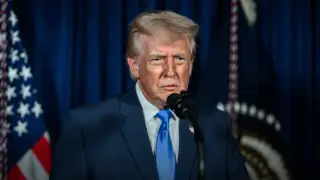 Трамп заявил о сбитом Ираном вертолете Apache и предупредил об ответе США