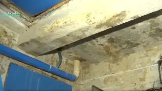 Жители пятиэтажки в Актобе не спят ночами, собирая дождевую воду