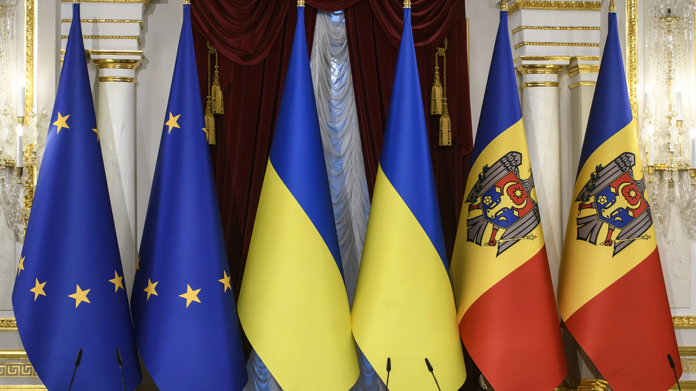 ЕС запускает переговоры с Украиной и Молдовой после снятия вето Венгрии