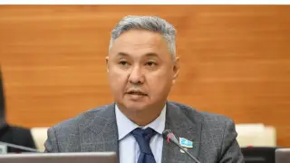 Азат Перуашев сложил полномочия председателя партии “Ак жол“