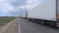 Жара, драки и хлеб по 500 тенге: водители рассказали о коллапсе на границе Казахстана и России
