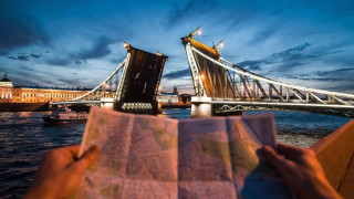 В Петербурге туристам начнут раздавать бумажные карты на случай проблем с интернетом