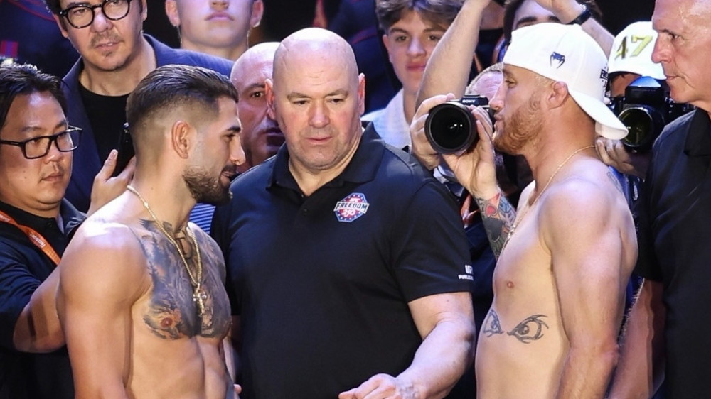 Сенсацией завершился бой Топурии за титул чемпиона UFC