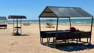 Три стола на берегу моря вдохновили казахстанцев на необычный челлендж