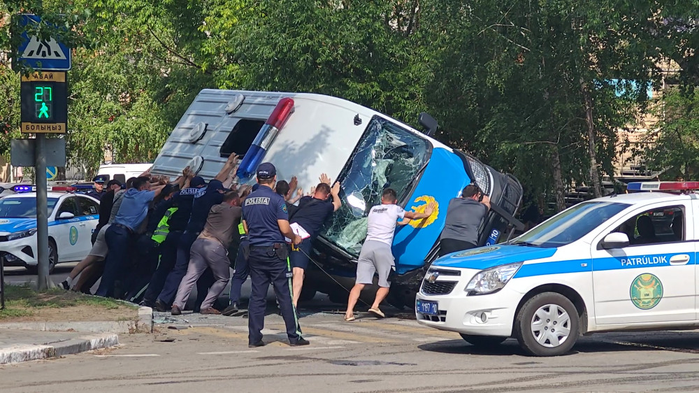 В Костанае автозак с арестованными перевернулся по пути в суд