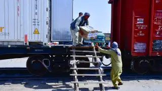 Казахстан отправил в Афганистан помощь и 9 врачей