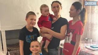 “Больше 10 лет ожидания“. Сироту с четырьмя детьми вернули в очередь на жилье