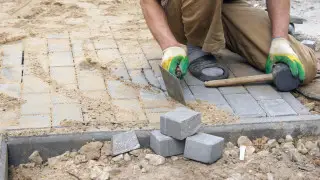 Для ремонта сквера планировали почти втрое больше плитки, чем требовалось, в Павлодаре