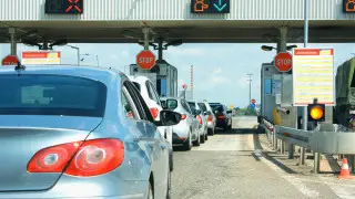 Водитель попал под арест за попытку скрыть госномер на платной трассе
