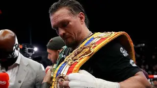 Боксер Александр Усик отказался от всех чемпионских поясов