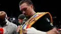 Боксер Александр Усик отказался от всех чемпионских поясов