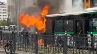 В Астане загорелся автобус - пассажиры успели выбраться