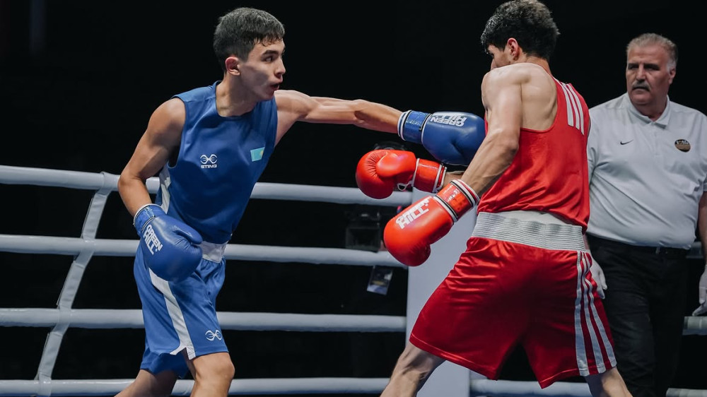 Нурасыл Толебек и его соперник. Фото: instagram.com/boxingkazakhstan