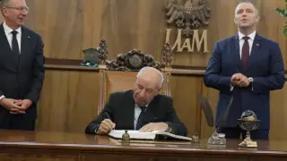 Президент Венгрии подписал поправку о собственном смещении