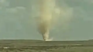 Мощный пылевой вихрь попал на видео в Мангистау