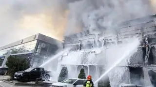 Пожар едва не уничтожил целый комплекс автосалонов в Варшаве - сгорели десятки автомобилей