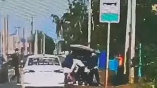 В Актобе водитель Lexus затолкал в багажник пешехода, который сделал ему замечание на дороге
