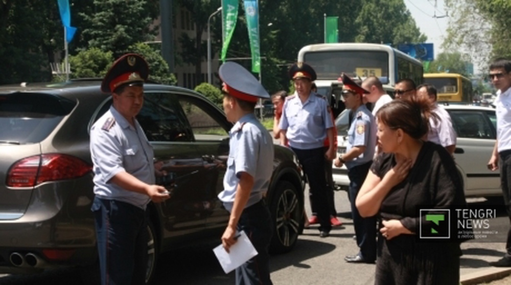 Porsche Cayenne ran over a girl near the site of a traffic accident involving a police officer in Almaty