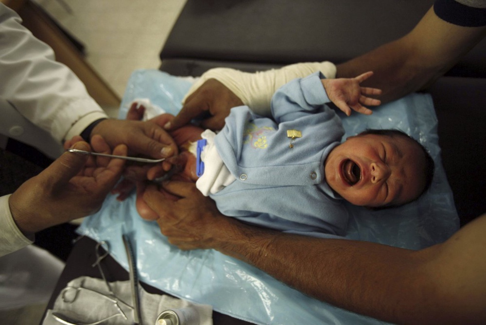 Debate over circumcision ruling rages in Germany 
