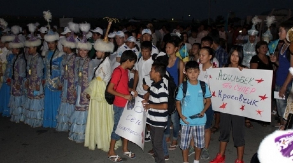 PHOTO: Adilbek Niyazimbetov welcomed like a hero in Aktau