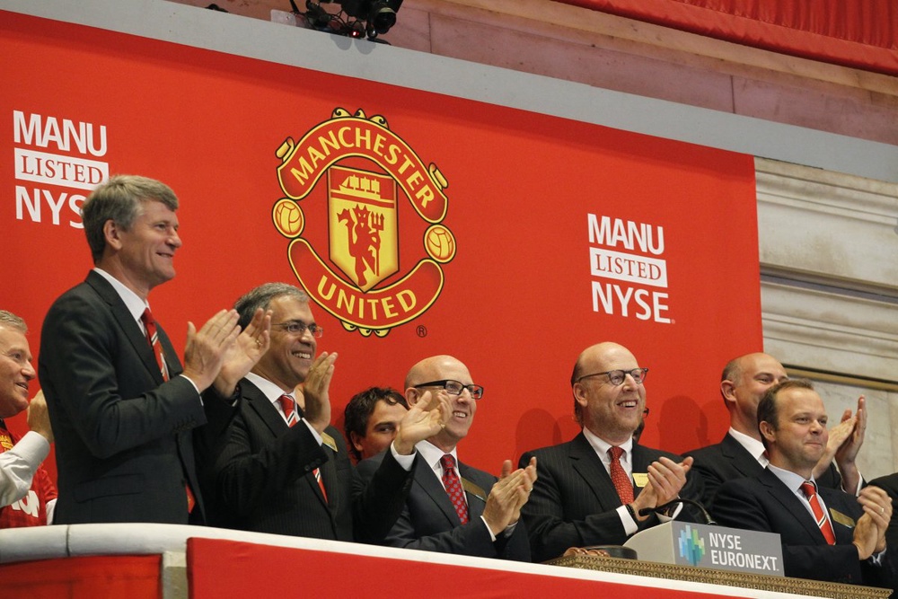 Manchester United shares fall below IPO price 
