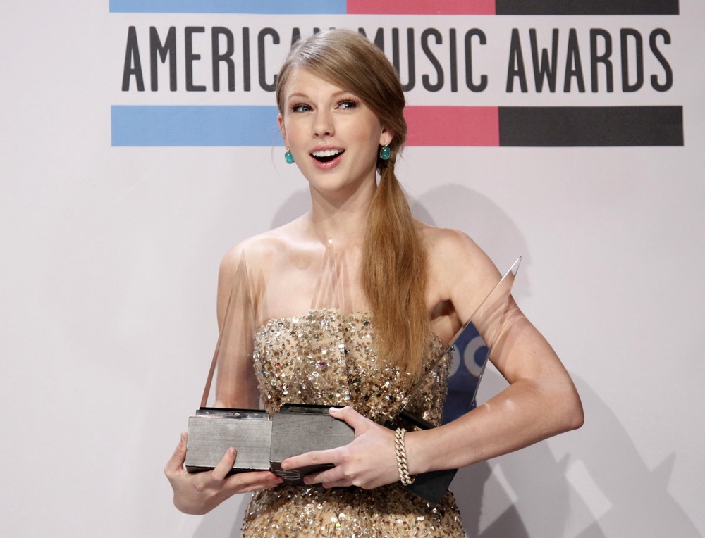 Online pranksters plot Taylor Swift gig for deaf kids