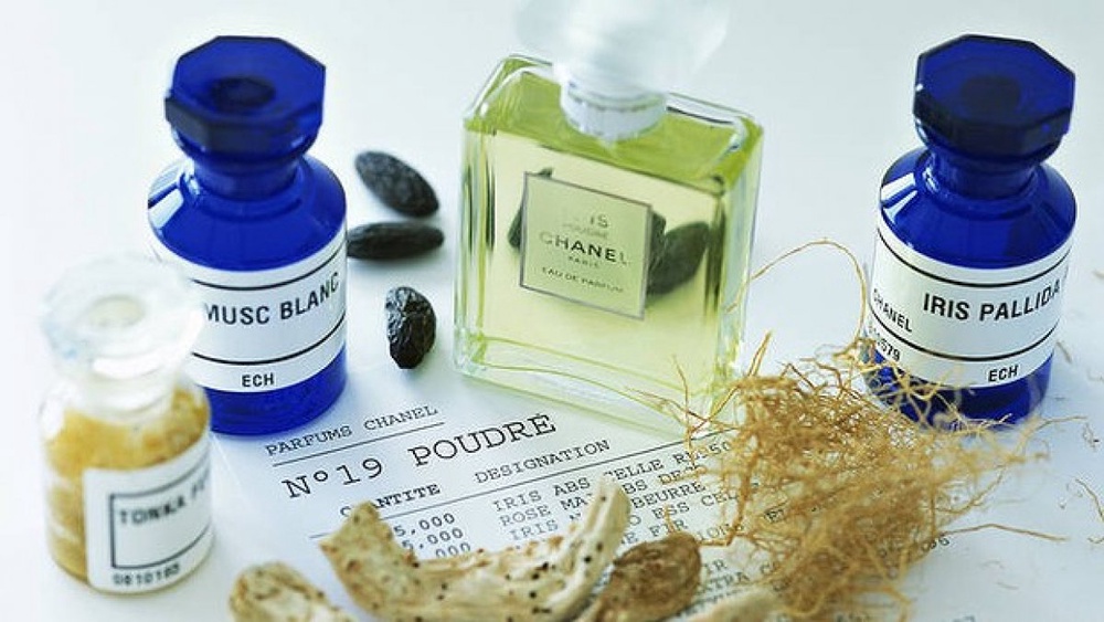 'Noses' hone senses at Paris perfume school 