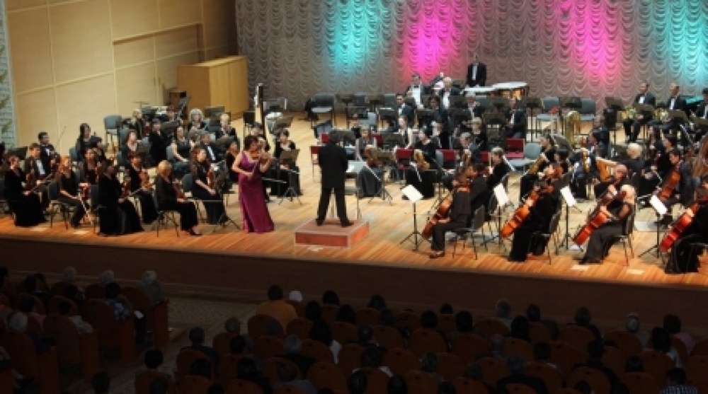 Violinist Aiman Mussakhojayeva opened symphony orchestra season in Almaty