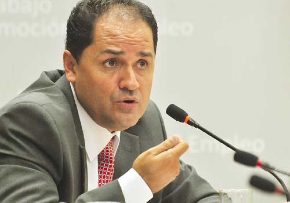 Peru labor minister quits for mistreating airport worker 