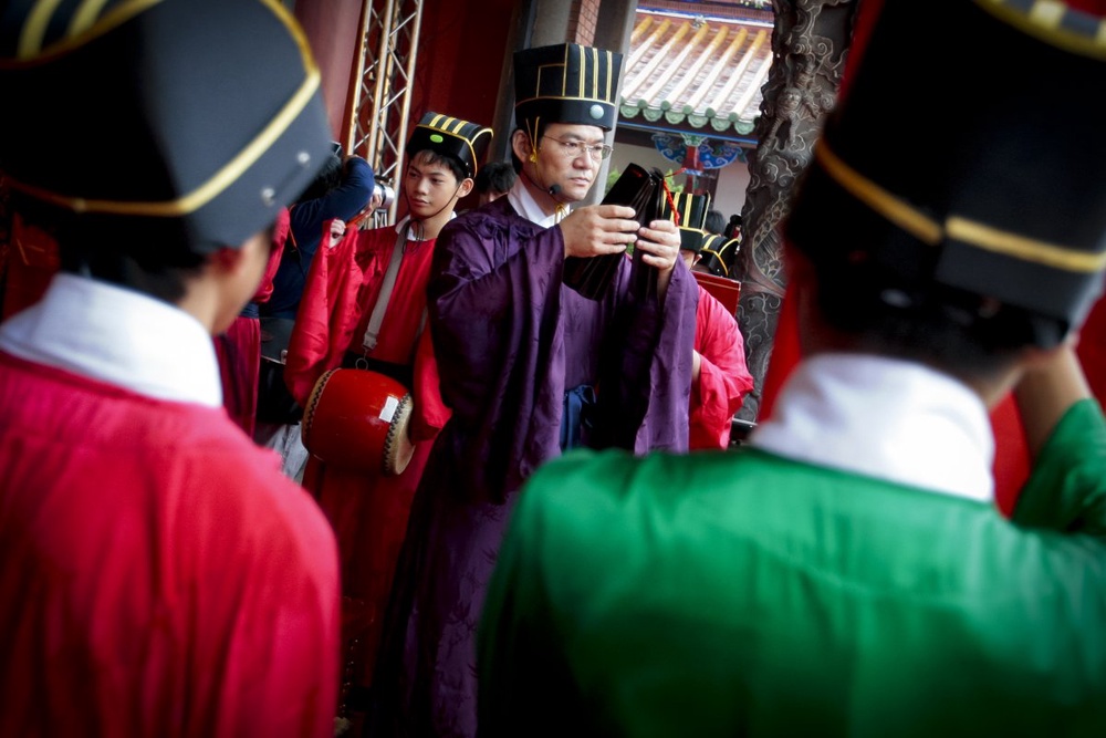 Chinese professor fined in poetry row: report 