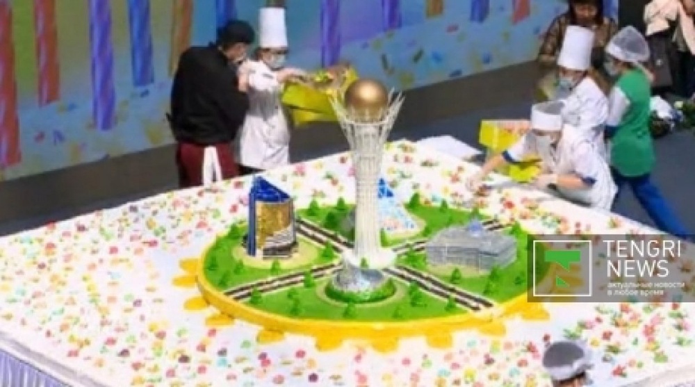 Nazarbayev cuts 600kg cake on Astana Day  