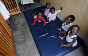 Long-term study backs early HIV drugs for children 