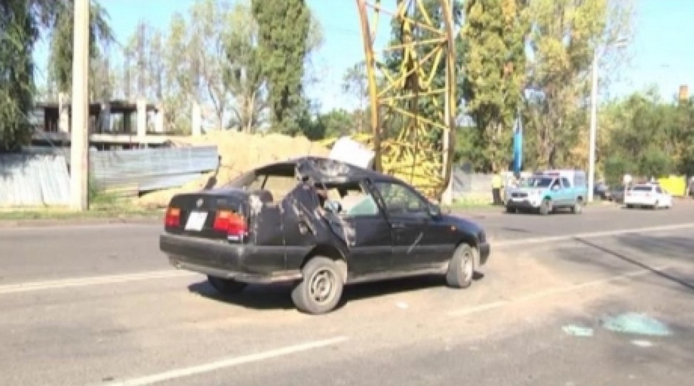 Tower crane crashes on car with passenger in Almaty