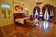 Versace mansion closes, readies for art exhibit?
