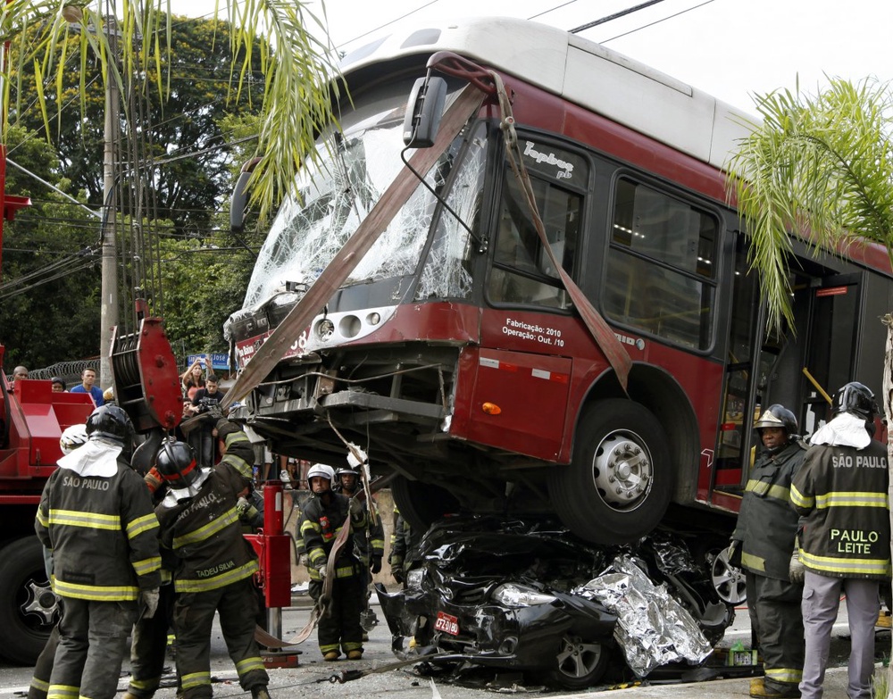 Bus accident kills 20 in northeast Brazil