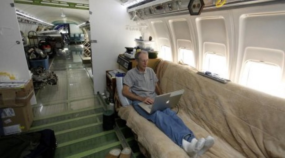 American lives in old Boeing-727