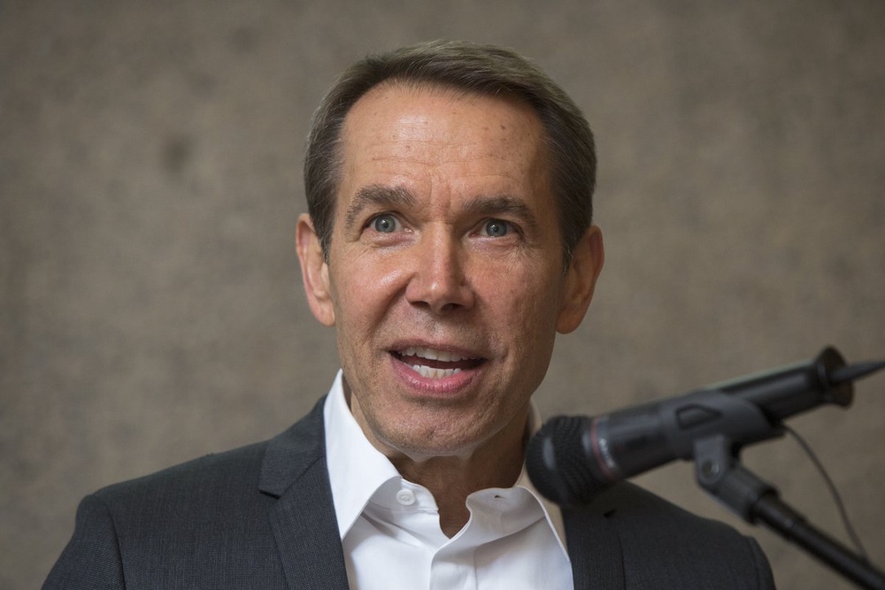 Art superstar Koons unveils life work in New York