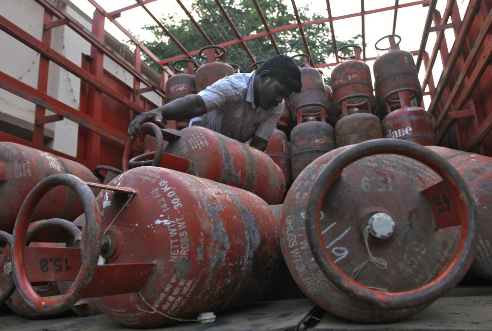 Gas pipeline blast kills 16 in southern India: minister
