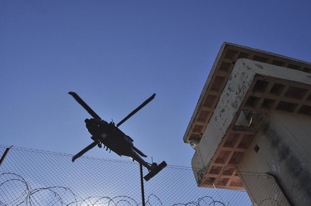 US says Mexican chopper crosses border, shoots twice