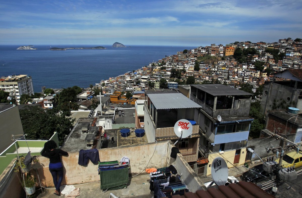 Armed forces weigh return to notorious Rio favelas