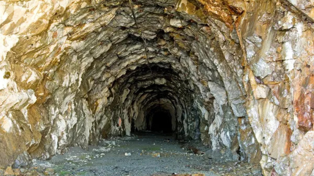 Teenager found in mine after days of searching for gold