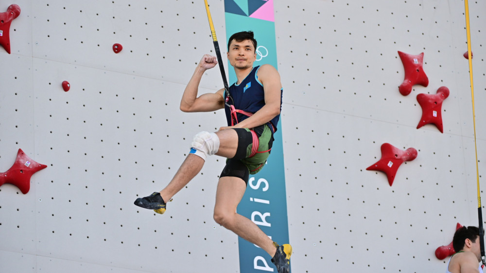 Kazakhstan's Olympic record holder wins medal at Asian Championships