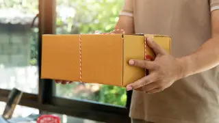 “Persistent strangers“: what to do if you are asked to take a parcel at the airport